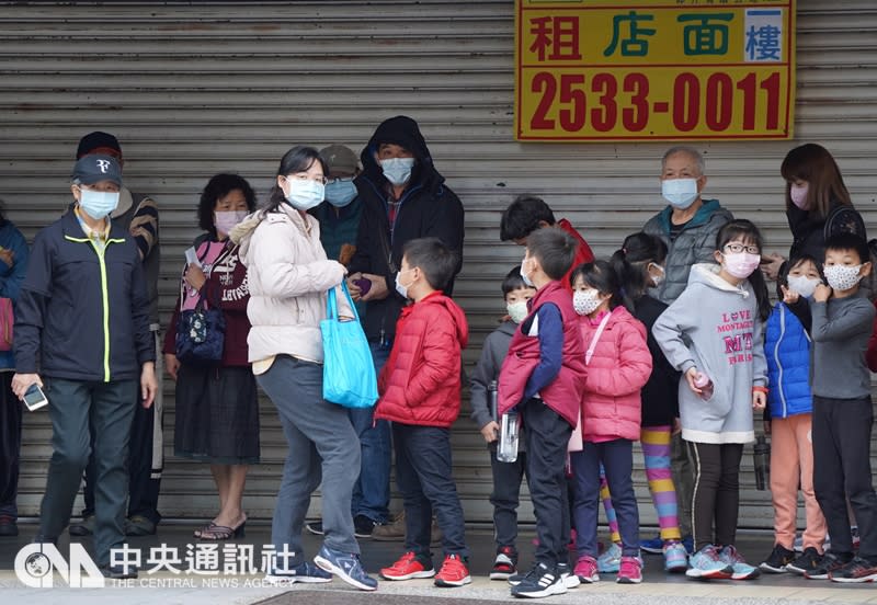 武漢肺炎疫情延燒，台北街頭大多數民眾都主動戴上口 罩自保，專家也呼籲，勤洗手比戴口罩更重要。              