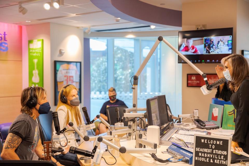 keith urban and nicole kidman visit childrens hospital