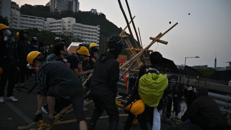 Protestas en Hong Kong: las controvertidas tácticas de los manifestantes en sus enfrentamientos con la policía