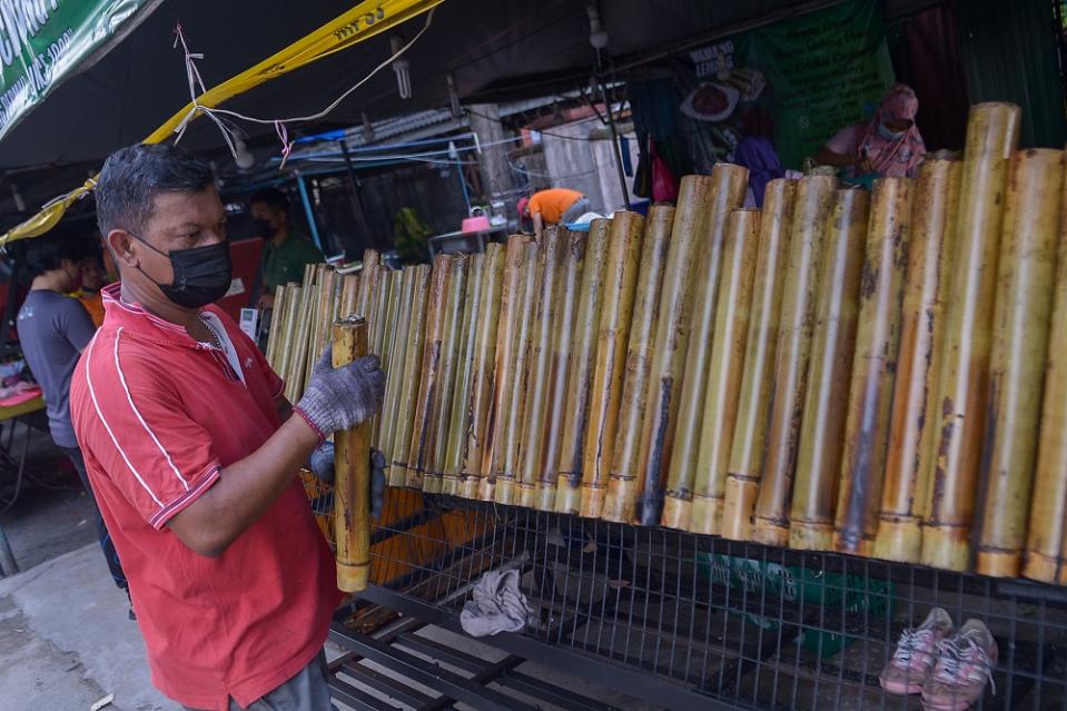 Workers from Memang Lemang Bulatan Puchong Permai prepare ‘lemang’ ahead Hari Raya Aidilfitri in Puchong, Selangor on May 12, 2021. ― Picture by Miera Zulyana