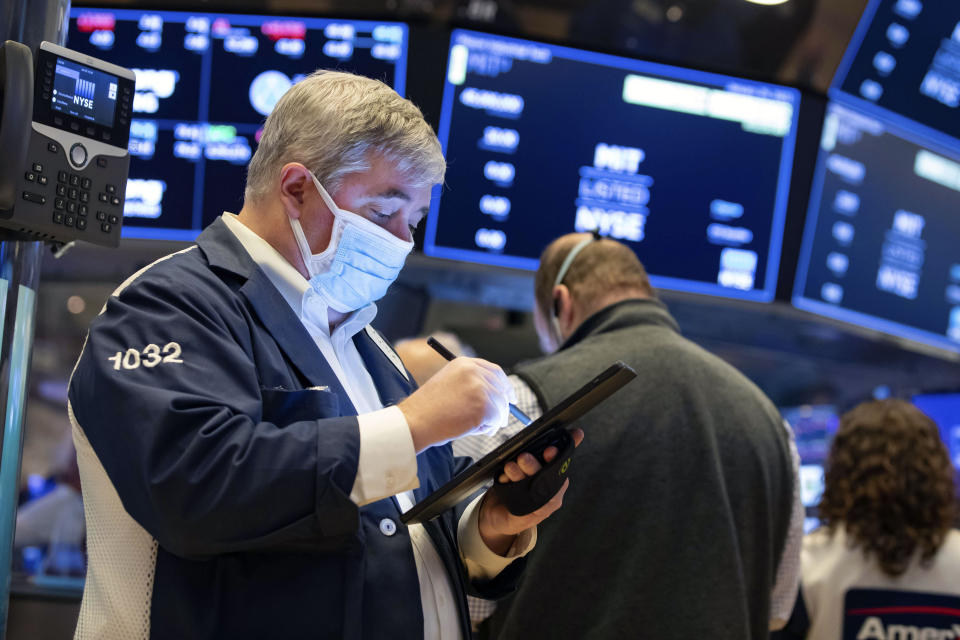 Fotografía proporcionada por la Bolsa de Valores de Nueva York del inversor Edward McCarthy el viernes 29 de enero de 2021. (Nicole Pereira/New York Stock Exchange vía AP)