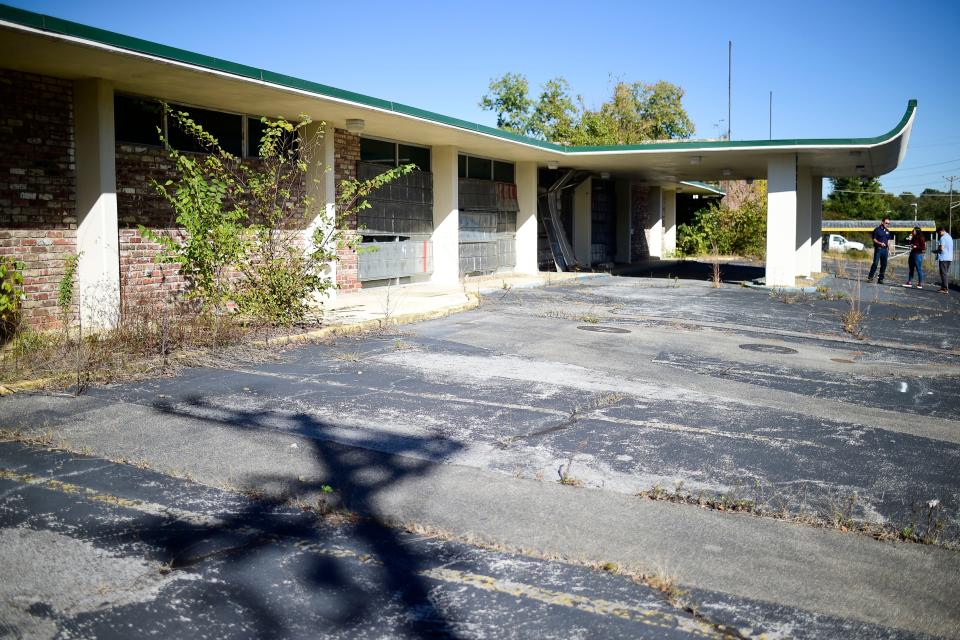 An abandoned Holiday Inn at 4625 Asheville Highway in Knoxville, Tenn. on Tuesday, Oct. 19, 2021. The Knoxville City Council recently approved a $2 million grant to Lansden Landmarks to construct an 80-unit workforce housing apartment complex at the site. The existing vacant hotel will be demolished. 