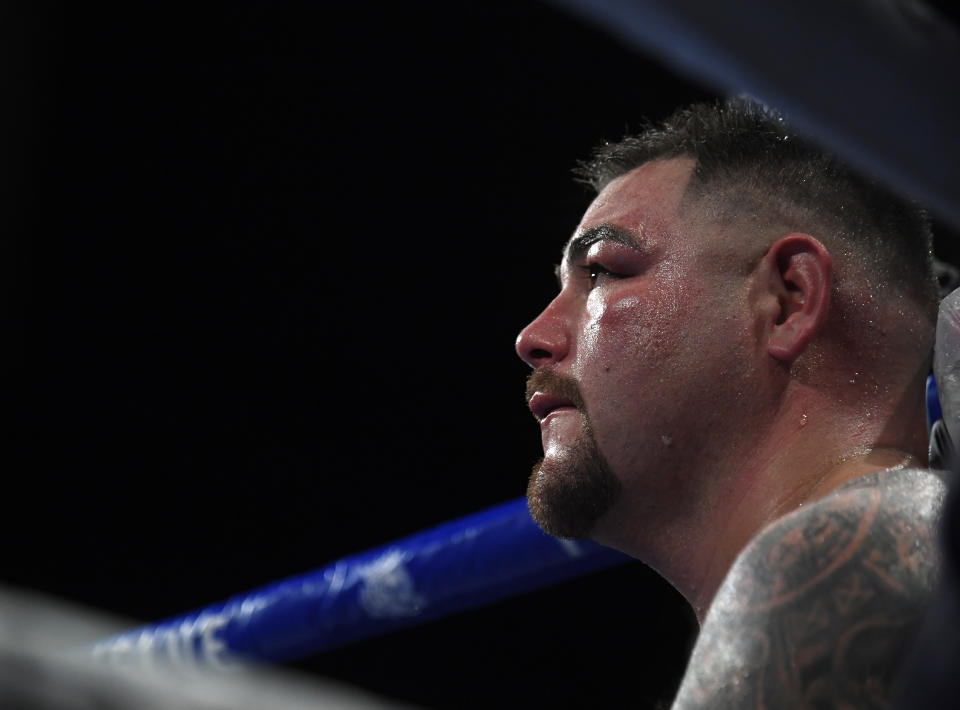 CARSON, CALIFORNIA - 01 DE MAYO: Andy Ruiz mira desde su esquina en su pelea contra Chris Arreola, Ruiz ganaría en una decisión unánime de 12 asaltos, durante una pelea de peso pesado en Dignity Health Sports Park el 01 de mayo de 2021 en Carson, California.  (Foto de Harry How/Getty Images)