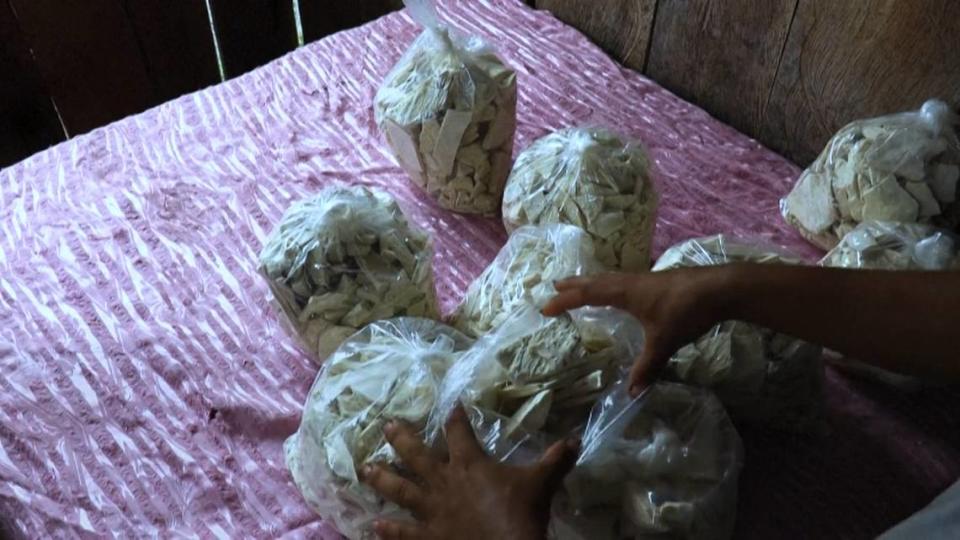 Un campesino muestra bolsas con pasta base de coca, usada para la producción de cocaína, en el sector del río Micay, departamento del Cauca, Colombia, en marzo de 2024.