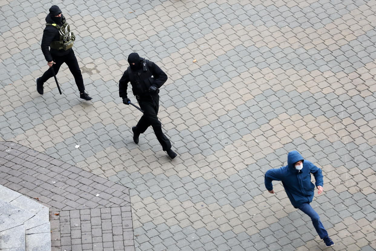 Das Regime in Belarus hält seine Bürger auf Trab: Vermummte verfolgen einen Demonstranten (Bild: REUTERS/Stringer)