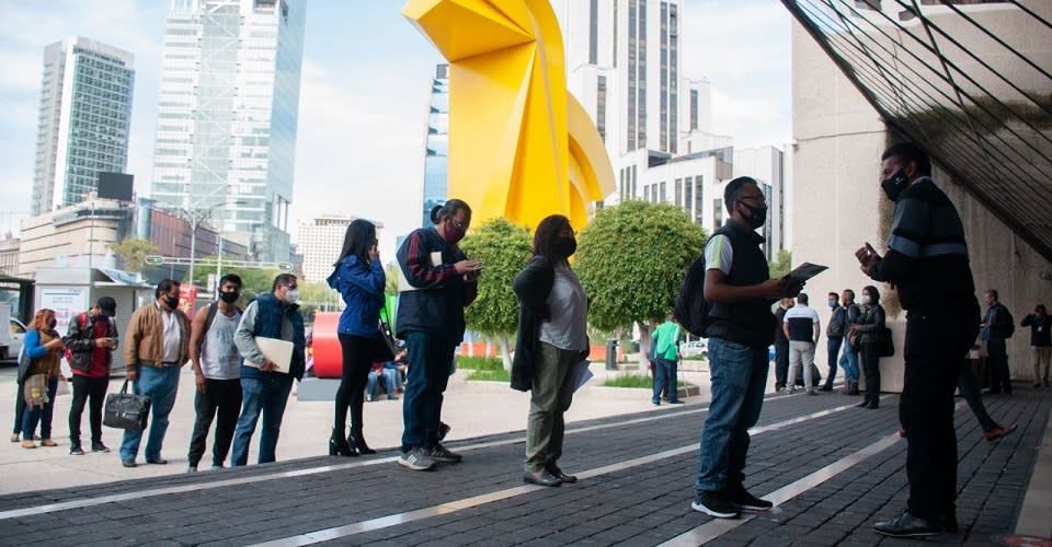 Fila de contribuyentes para atención en el SAT