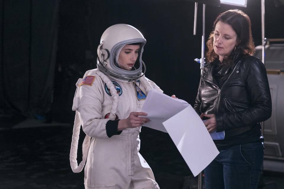 En esta imagen proporcionada por Amazon, Emma Roberts, izquierda, con la directora Liz W. Garcia en el set de "Space Cadet". (Eric Liebowitz/Prime Video vía AP)