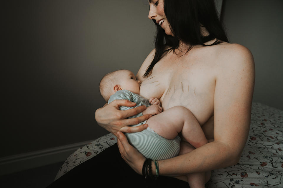 Photographer Grace Elizabeth is highlighting postpartum bodies with a touch of gold paint. (Photo: Grace Elizabeth Photography)