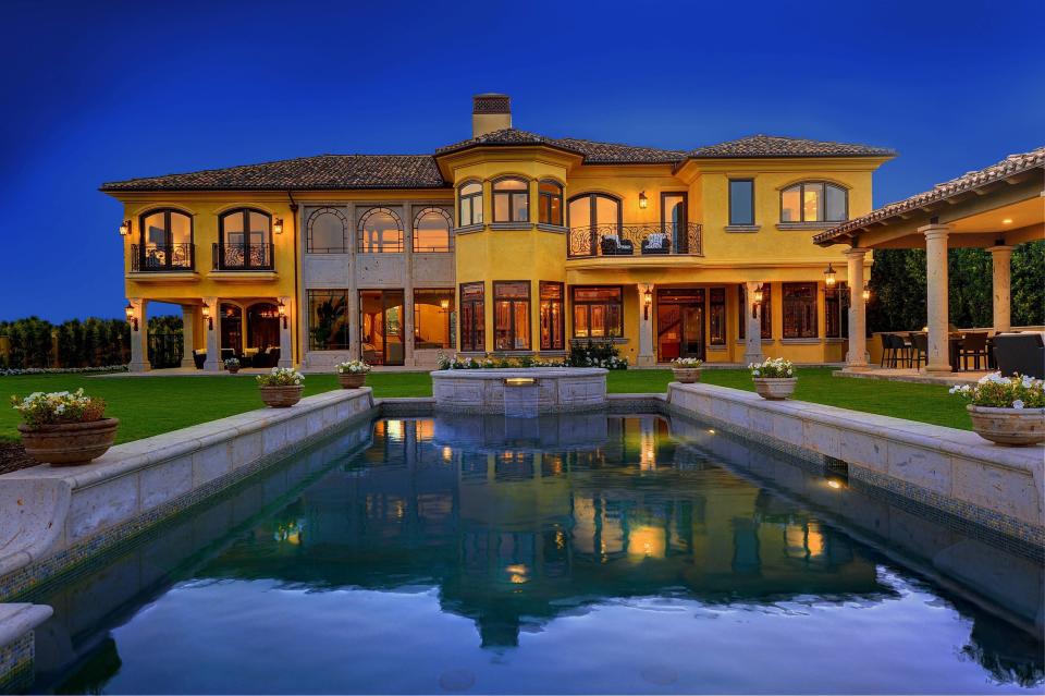Detalle de la casa que habrían comprado Kim Kardashian y su novio, Kanye West, de estilo Toscano, en Beverly Hills.