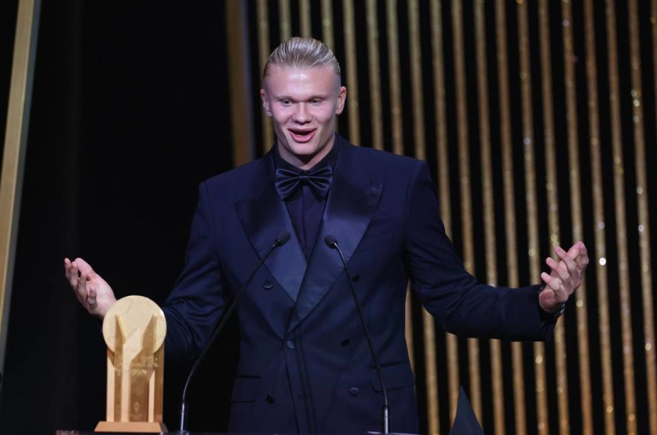 El futbolista noruego Erling Haaland recibe el Trofeo Gerd Muller 2023 como el Mejor Goleador, durante la ceremonia del Balón de Oro 2023, el martes 31 de octubre de 2023, en París.