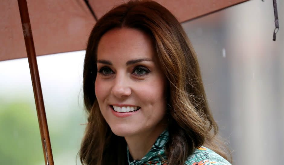 Natürliche Grübchen sehen meist dezenter aus – wie beim Vorbild Herzogin Kate Middleton.