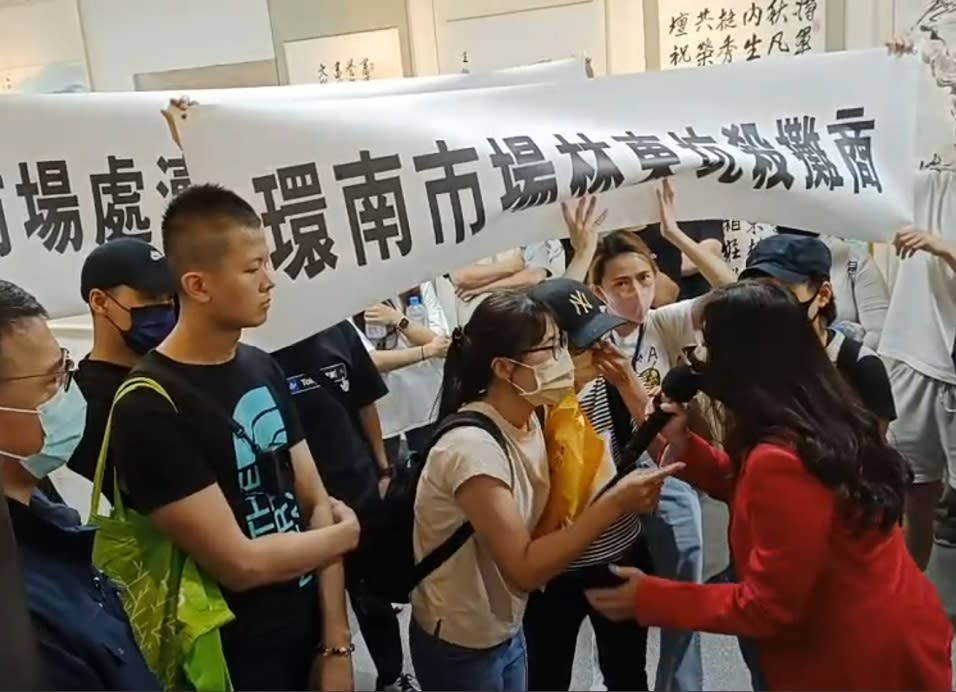 台北市議員應曉薇探視抗議人士，並邀對方派代表進場，雙方未達成共識。（記者孫曜樟攝）