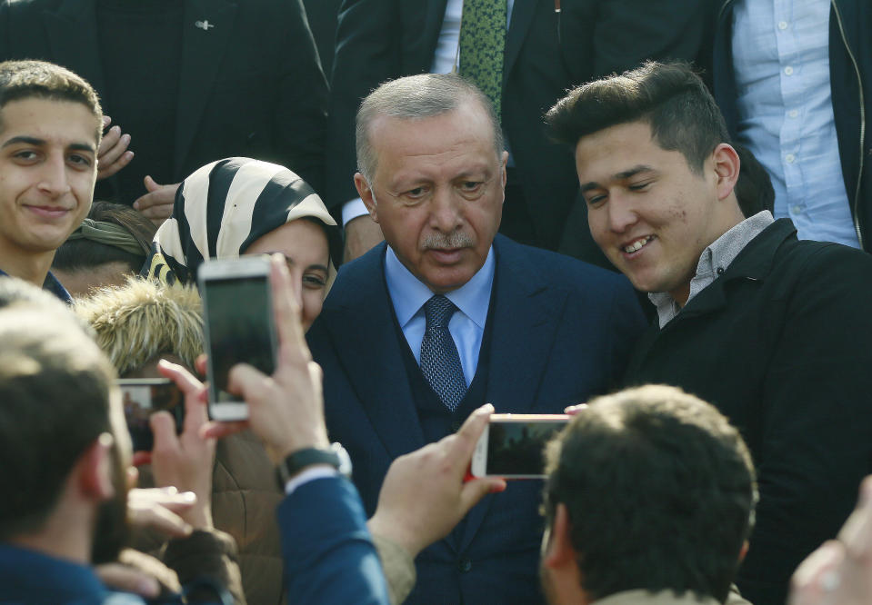 Recep Tayyip Erdogan, Präsident der Türkei, lässt sich mit Studenten fotografieren. Am 31. März finden in der Türkei Kommunalwahlen statt. (Bild: Uncredited/Pool Presidential Press Service/AP/dpa)