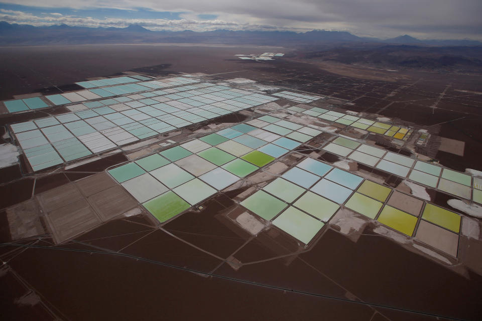 Vista aérea muestra las piscinas de salmuera de la mina de litio SQM en el piso de sal de Atacama en el desierto de Atacama de Northern Chile, 10 de enero de 2013. Reuters/Ivan Alvarado // Foto de archivo