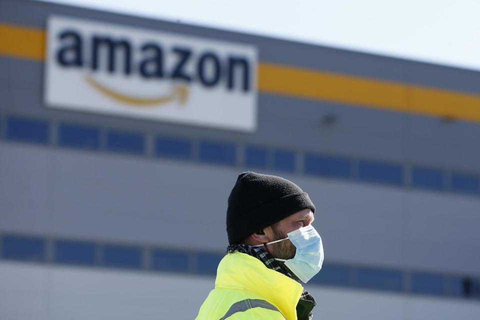 <p>Il presidio davanti alla sede Amazon di Passo Corese (Photo Cecilia Fabiano/LaPresse)</p> 