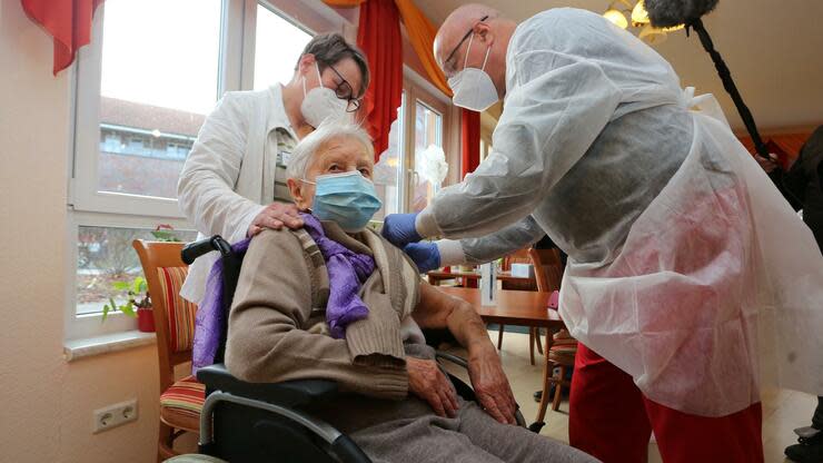 In Sachsen-Anhalt wurden bereits die ersten Bewohner eines Pflegeheims gegen Covid-19 geimpft. Foto: dpa