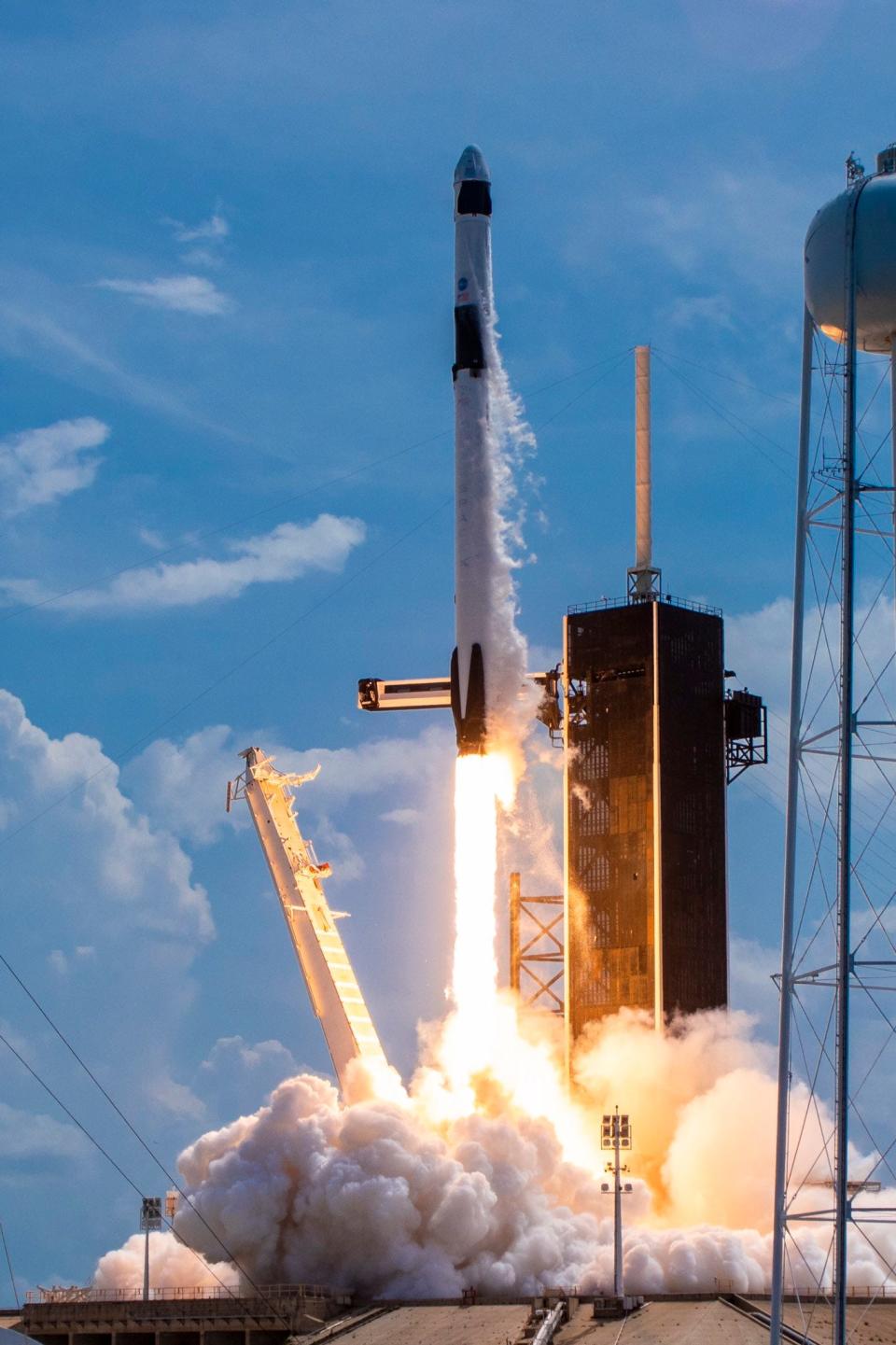 spacex falcon 9 rocket launch crew dragon spaceship endeavour demo2 demo 2 bob robert behnken doug hurley launch complex 39a kennedy space center ksc EZT05CkXYAQYhbb