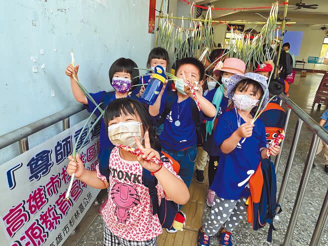 昨天是孔子誕辰紀念日，高雄市新庄國小學生到當地孔廟祭孔並拔智慧毛過蔥門，祈求孔夫子賜予聰明智慧。（林雅惠攝）