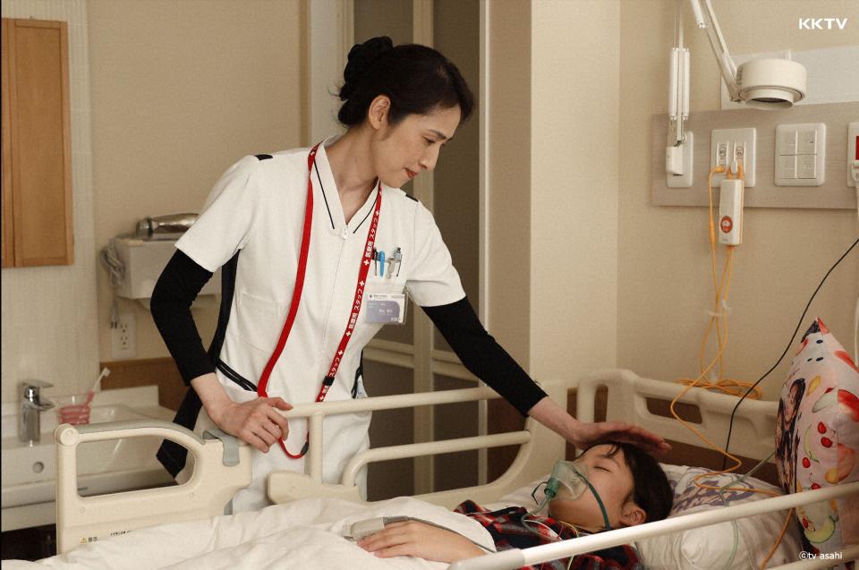天海祐希穿起白色護士服飾演護理師。（KKTV提供）