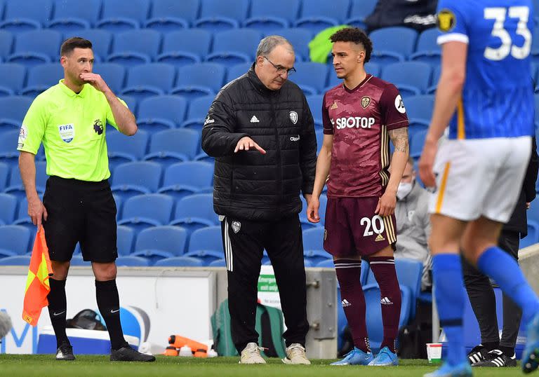 El entrenador argentino del Leeds United, Marcelo Bielsa (C), habla para sustituir al delantero español nacido en Brasil del Leeds United, Rodrigo,