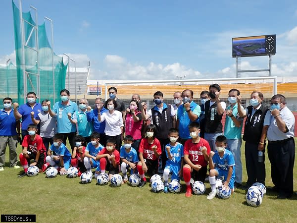 宜蘭運動公園複合式運動場整修工程啟用，縣長林姿妙主持開球儀式宣布啟用。（記者董秀雲攝）