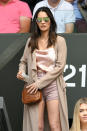 <p>Olivia Munn setzte auf Pastelltöne mit Hot Pants in Rosé, Seidentop in Zartrosa und Cadigan in Beige. Dazu kombinierte die Schauspielerin eine braune Tasche in Schlangenlederoptik und eine grünverspiegelte Sonnenbrille. (Bild: Getty Images) </p>