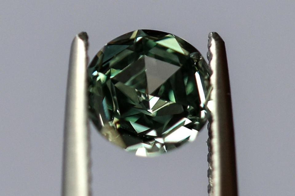 PHOTO: Lab-Grown Diamonds at The Diam Concept Laboratory (Valeria Mongelli/Bloomberg via Getty Images)