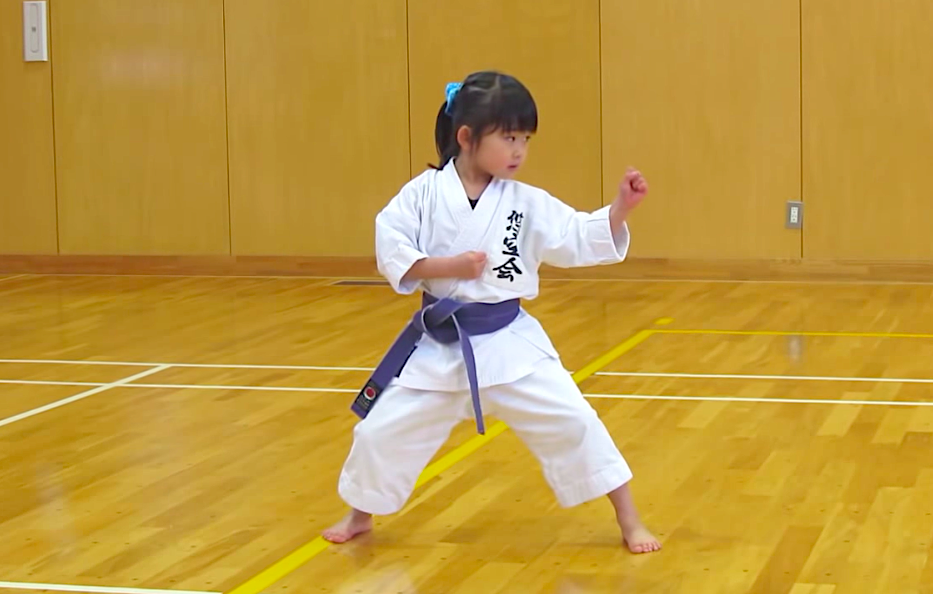 <p>Im Netz gilt sie als das Karate-Girl: Mahiro Takanao zeigt in mehreren YouTube-Videos ihre furchteinflößenden Kampfbewegungen. Bei diesem Anblick vergisst man glatt, dass die kleine Japanerin erst sieben Jahre alt ist. (Bild: YouTube/tsuruhimeja) </p>