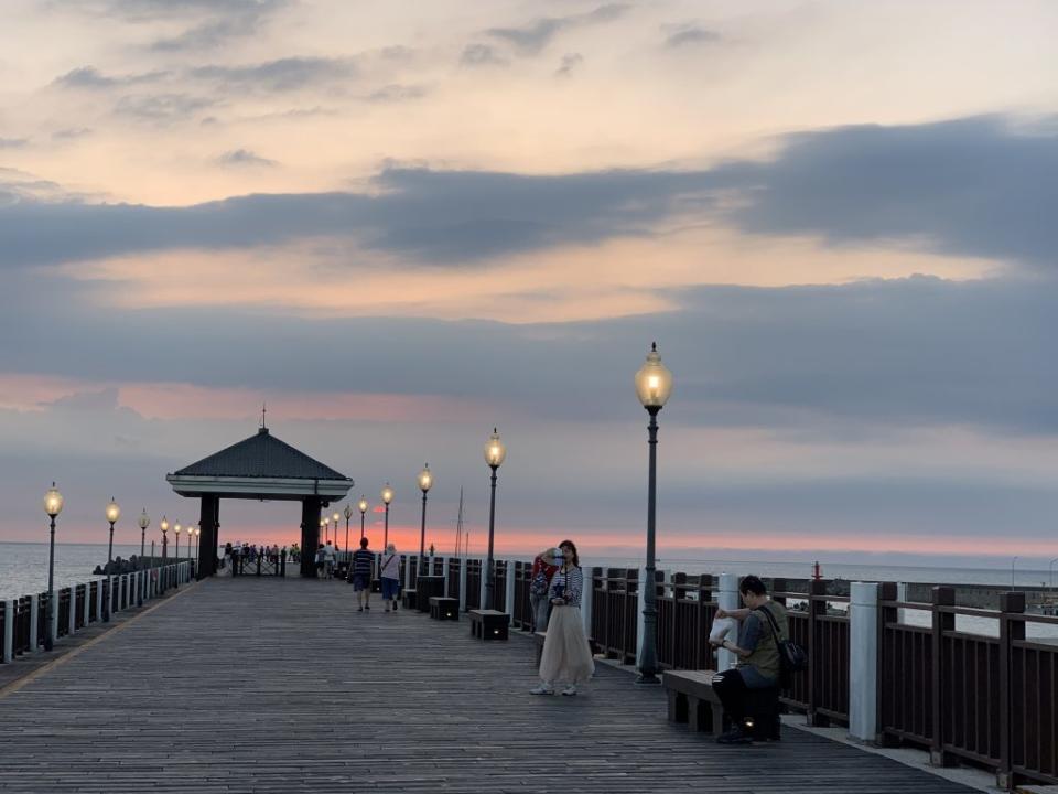 木棧道賞景觀夕照。（新北市農業局提供）