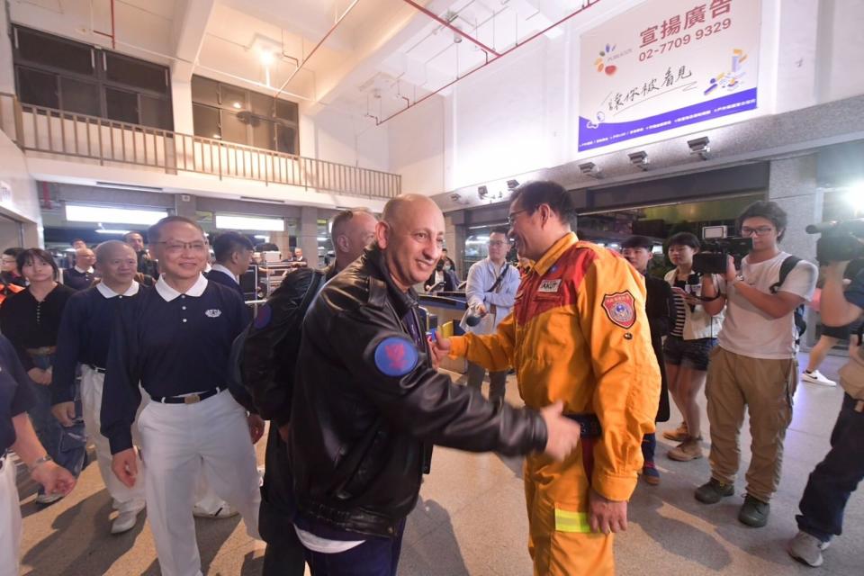 土耳其救援隊來台協助救災，慈濟派志工隨行陪伴。（慈濟基金會提供）