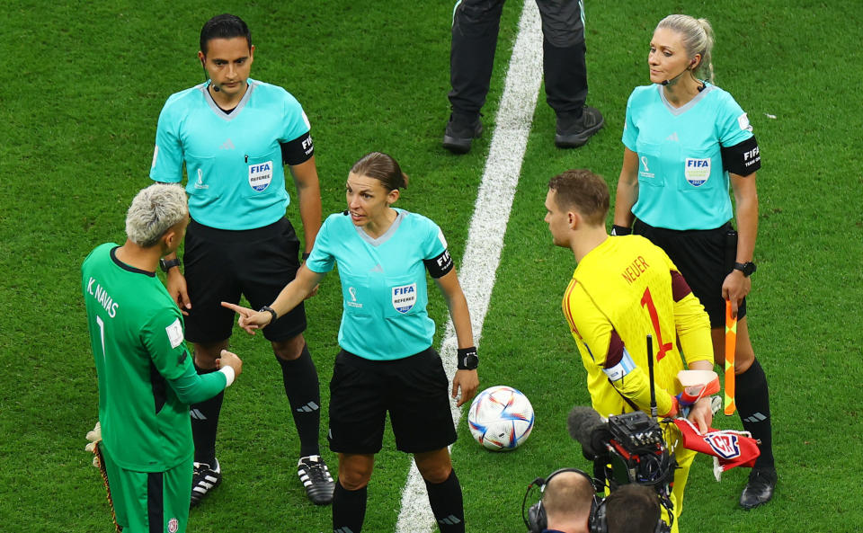 Costa Rica's Keylor Navas und Manuel Neuer mit Schiedsrichterin Stephanie Frappart  (REUTERS/Molly Darlington)