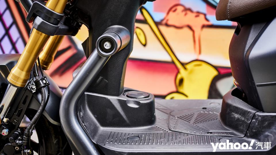 油箱開口以及造型間接影響了腳踏空間置物便利性。