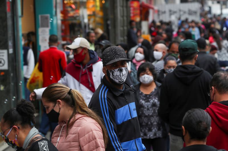 Gente camina en una calle comercial popular en medio del brote de la enfermedad coronavirus (COVID-19), en Sao Paulo, Brasil.