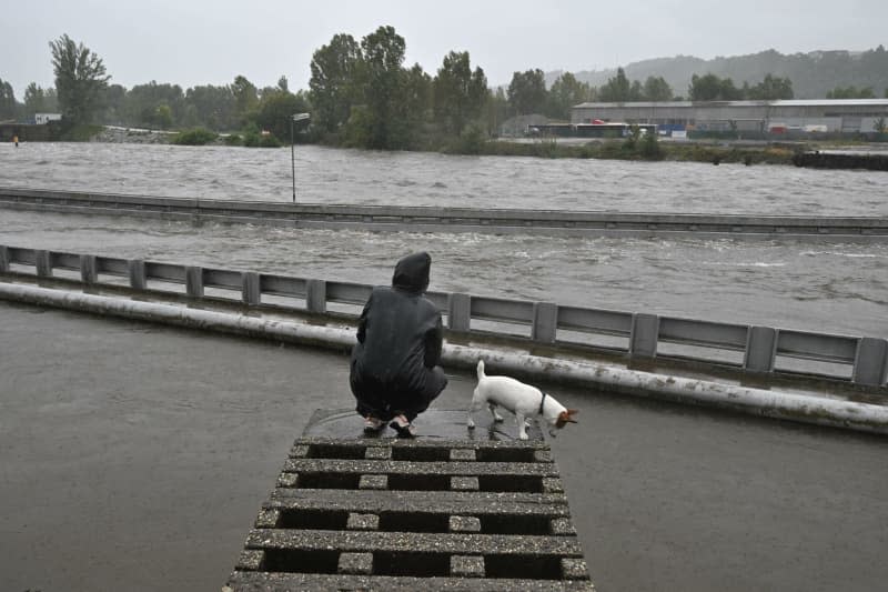 The water level of the Vltava River in Prague has risen sharply after extreme rainfall. Heavy persistent rainfall has led to flood warnings on many rivers and streams in the Czech Republic. The highest warning level is 3 ("Danger") was in effect at more than 25 water level stations on Saturday morning. Water levels are expected to rise further over the weekend. Øíhová Michaela/CTK/dpa