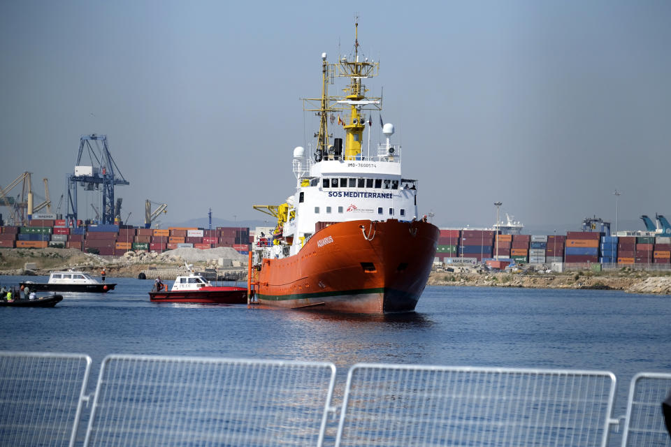 Refugees arrive in Valencia on board the Aquarius