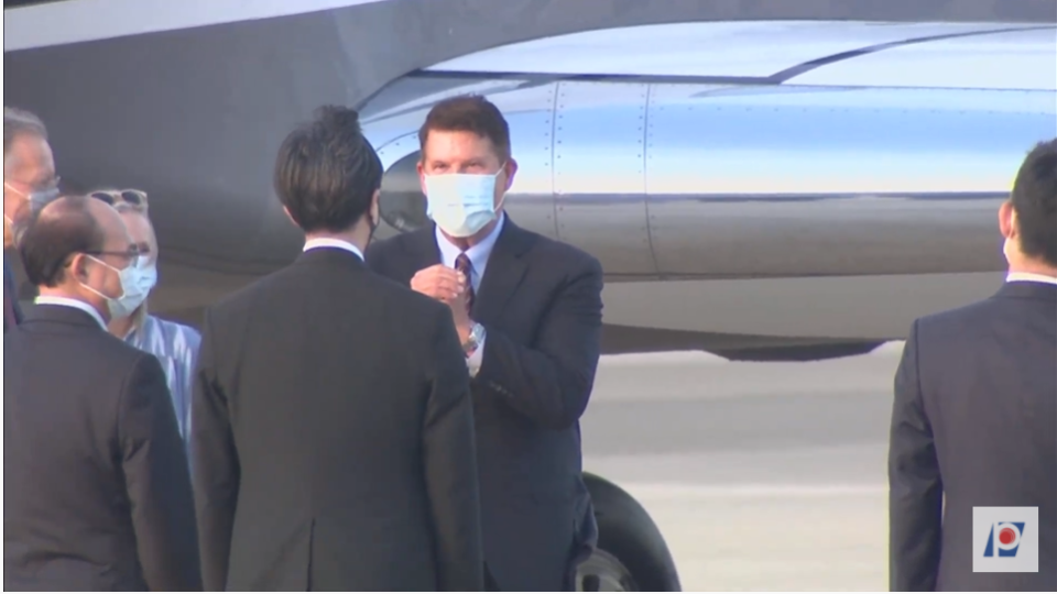 美國國務次卿克拉奇今日訪台，外交部長吳釗燮親自到松山機場迎接。   圖：擷取自Keith Krach 代表團訪台直播畫面