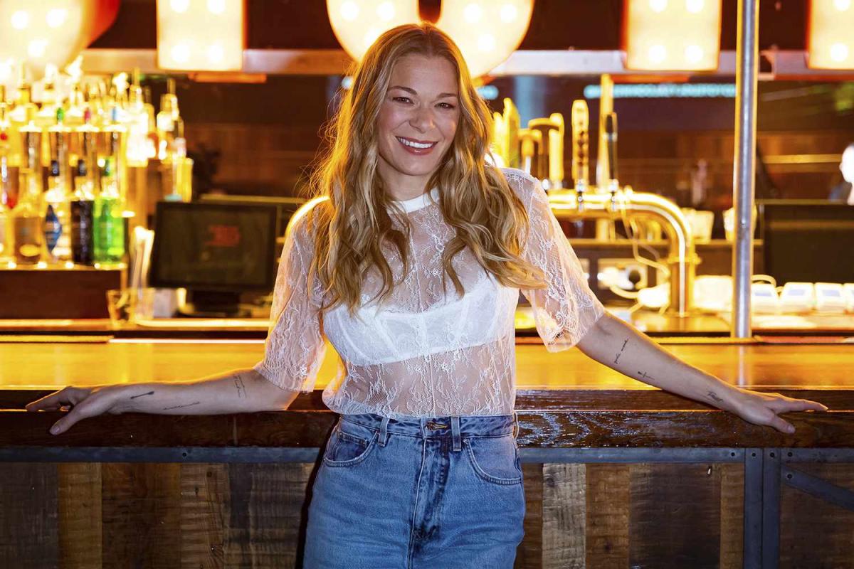 LeAnn Rimes Reenacts Famous Scene from Coyote Ugly Do We Serve