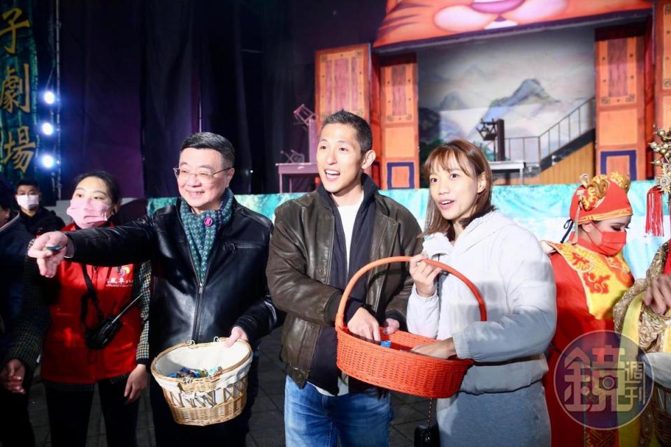 民進黨前主席卓榮泰（左起）今陪同吳怡農、顏采薇一起在選前之夜發糖果給來參加的大小朋友。