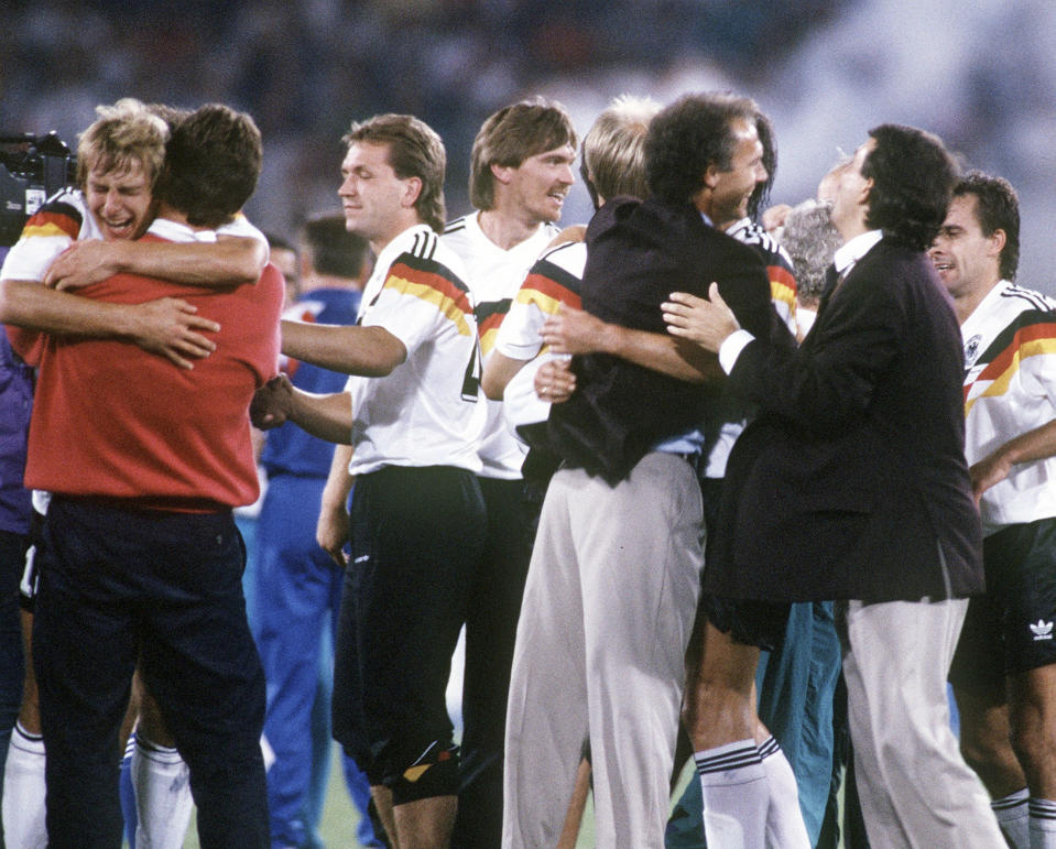 WM-Finale 1990: Franz Beckenbauer jubelt mit dem deutschen Team. (Bild: Bongarts/Getty Images)