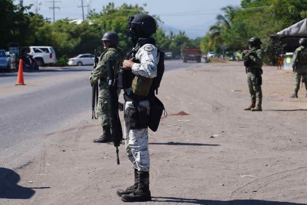 Militares y Guardia Nacional vigilan carreteras de Michoacán ante la inseguridad y violencia.