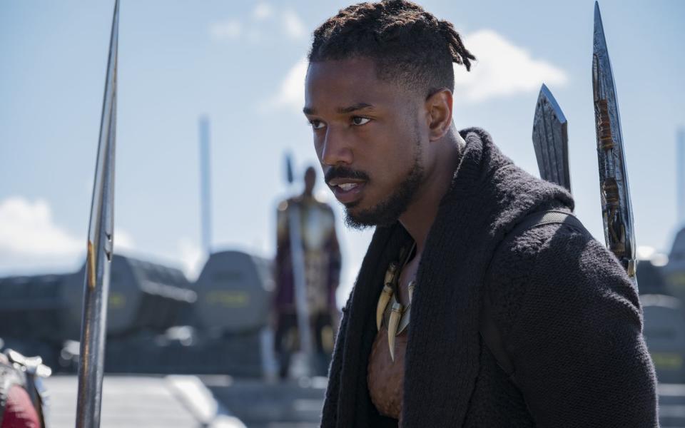 Böse für den guten Zweck? Zumindest schien es bei Erik Killmonger (Michael B. Jordan) den Anschein zu machen. So möchte er in "Black Panther" nicht nur den Tod seines Vaters rächen, sondern auch das wertvolle Vibranium aus Wakanda nutzen, um den Alltagsrassismus in seiner Welt zu stoppen. Anfangs kann er seine Pläne in die Tat umsetzen, wurde aber von seinem Cousin T'Challa (Chadwick Boseman) besiegt. (Bild: 2018 Disney / Marvel)