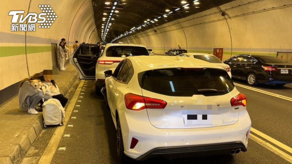 國道3號中寮隧道今天接連傳出2起連環車禍。（圖／TVBS）