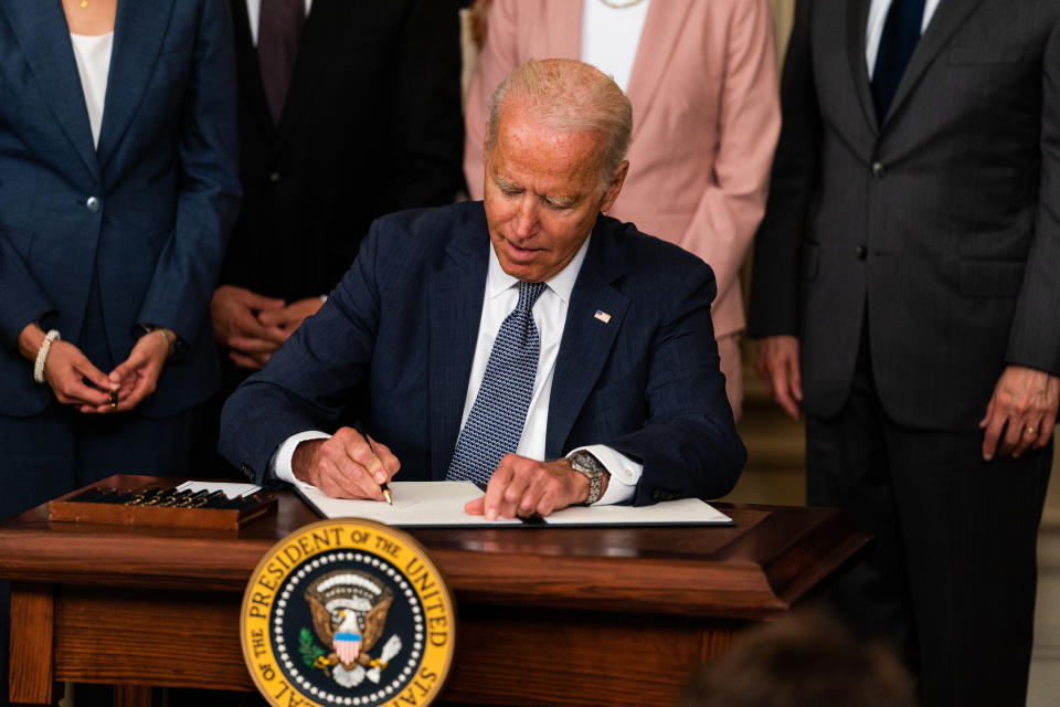 President Joe Biden signs an executive order on promoting competition in the American economy in the State Dining Room of the White House on July 9, 2021. (Photo: Demetrius Freeman/The Washington Post via Getty Images)