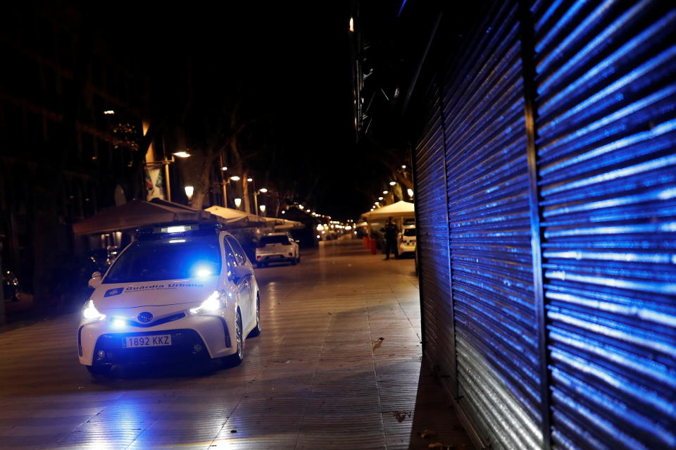 Las avenidas y calles de España, espectacularmente vacías en el inicio del toque de queda