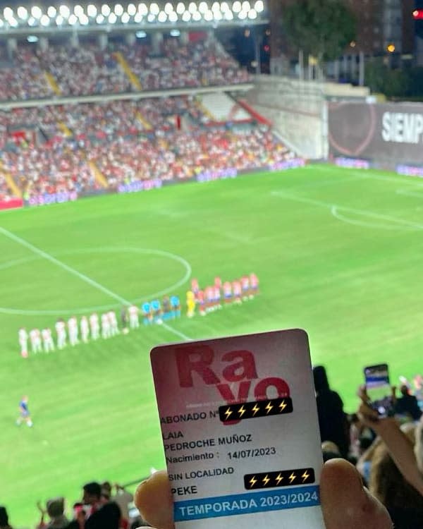 Cristina Pedroche muestra el abono de su hija al Rayo Vallecano