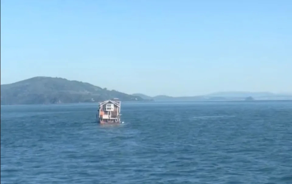 The home being towed from Redwood City to Sausalito. @kennykaz/TikTok
