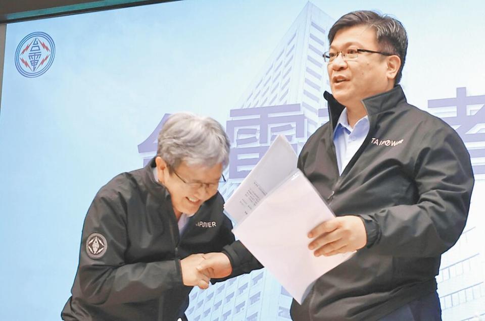 台電總經理王耀庭（左）日前發千字文表明辭意甚堅，22日卻笑著與台電代理董事長曾文生（右）握手，對外宣布接受慰留。（陳俊吉攝）