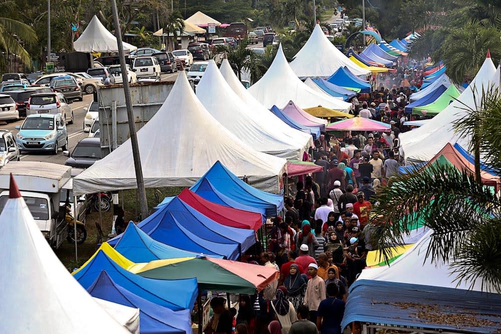 Crowds flock to the Ramadan bazaar in Kg Kanchong Darat to buy food for the breaking of fast, Banting May 22, 2019. The Academy of Medicine of Malaysia advised FT Minister Tan Sri Annuar Musa to consider turning the traditional Ramadan bazaar into an online sales and delivery service. — Picture by Sayuti Zainudin