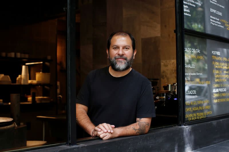 El chef mexicano Enrique Olvera, propietario y jefe de cocina de Pujol, posa para una foto en uno de sus restaurantes, en la Ciudad de México.