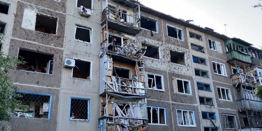 Shells of the Russian occupiers hit a five-story residential building